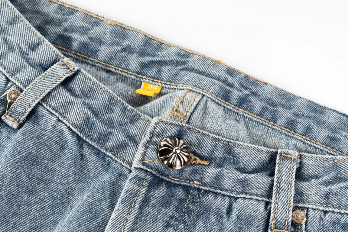 P270 Top version (destroy the patchwork) Top version Chrome Hearts jeans and leather jeans. It is well known that chromehearts jeans will use vintage Levis jeans as the base for creation. They usually add their own unique silver buckles and silver ornaments, plus patchwork embellishments. This is the reason why the value of these vintage jeans doubles, because the base is vintage jeans, and the jeans themselves have been very soft and comfortable after years of baptism. This can be distinguished from ordinary jeans. Regarding the size, you should also refer to the pants data. Style number: 1614# Color: Blue Size: 28 30 32 34 28 Waist 86 Hips 100 Pants length 102 30 Waist 90 Hips 104 Pants length 104 32 Waist 94 Hips 108 Pants length 106 34 Waist 98 Hips 112 Pants length 110